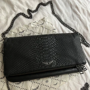 Zadig & voltaire väska rock clutch - PRUTAR EJ, byter ej 🖤Märke: Zadig & voltaire. Denna modell är slutsåld, nypris 4200kr. Mycket bra skick. Längre kedja och tillhörande påse medföljer. Fraktar endast (Postnord spårbart). 🖤