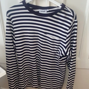 Randig tröja Weekday - Randig tröja med en ficka från weekday. Fint skick❤️