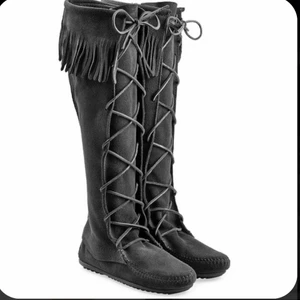 Svarta minnetonka höga - Säljer mina svarta höga minnetonka med knytning! Älskar verkligen men för små för mig. 