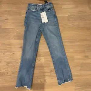 Ett par jeans från zara i storlek 32, oanvända och köpta för 399kr. Säljes pga fel storlek. Och borttappat kvitto för retur i butik. 