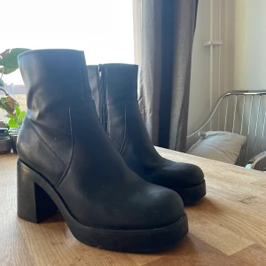 Svarta läder stövletter boots strl 40 - Ett par svarta boots i läder från ASOS. Nypris 799kr. Äkta läder. Väldigt bekväma och bra kvalitet. Fodrade, så varma nog för kall höst eller vinter men andas också. Använda ett fåtal gånger. I begagnat skick med några knappt märkbara repor på innersidan.