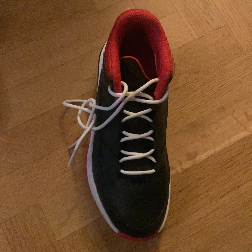 Jordan Max aura 3, original pris 1,300+ Säljes för 700! knappt använda, bra skick och väldigt sköna att spela i men dom passar ej mig längre därför att jag slutade spela sen ville jag börja igen men passar ej nu! . Skor.