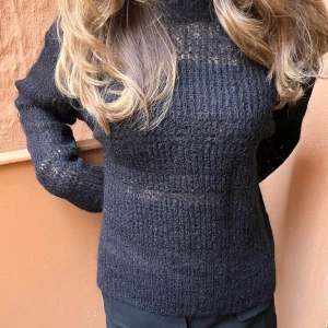 Svart stickad tröja  - Denna tröja kommer att släppas den 6e november på vår hemsida ❤️HÅLL UTKIK! Följ vår instagram som är länkad i vår profil ❤️