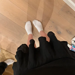 Volangkjol  - Jätte fin volang kjol som inte kommer till advönding u jätte fint skick och jätte härligt material. 