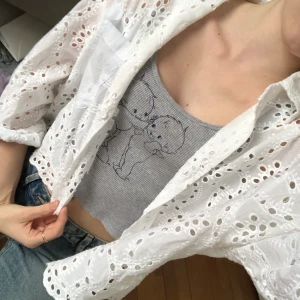 Skjorta - Hålig skjorta. Aldrig använd, frakt tillkommer på 40kr!