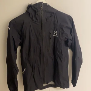 Haglöfs jacka dam Xs - Säljer min haglöfs jacka pga ingen användning, fint skick. Inköpt vinter 2021, nypris: 2600kr