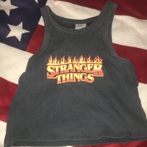 stranger things linne från Zara - snyggt linne från ZARA,köpt för 150kr.Ass bra skick, säljer pga fär liten storlek,använd ungefär 5 gånger!❤️