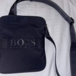 Säljer nu min riktigt fina Hugo boss väska som är äkta den är i riktigt bra skick 10/10 skulle jag ändå säga, vid intresse kan jag skicka fler bilder