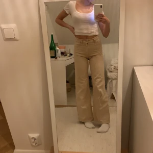 Beigea Jeans - Säljer dessa beige jeans som passar xxs-xs! Dom är högmidjade och knappt använda! Dom är på gränsen för mig som är 164cm! Köparen står för frakt, Pris går att diskutera 💕📦