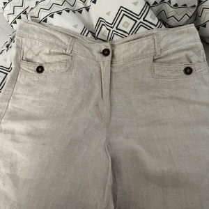 Linnebyxor - Linnebyxor i beige från Isolde i storlek 38! Bakfickorna är fejk. 150kr + 57kr frakt (spårbar!) Meddela innan köp och om du vill ha fler bilder!