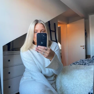 Stickat sett  - Beige stickatsett loungewear. Båda delarna i Storlek M. Byxan har en slits på utsidan av benet. Samt tröjan har en slits på insidan av ärmarna.  Väldigt gott skick.  Priset är för båda delarna 