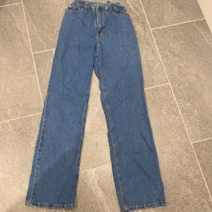 Ett par mörkblå jeans från Lindex i strl 158. Inte använt så jättemycket, jättefint skick.⭐️