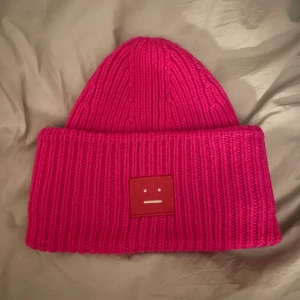 Acne mössa  - Super mysig och skön mössa från Acne Studios. Perfekt nu till hösten och vintern💗