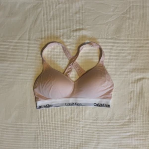 Calvin Klein bh - Rosa Calvin Klein bh i storlek L ❤️‍🔥 Skriv till mig innan du klickar på ”köp nu”