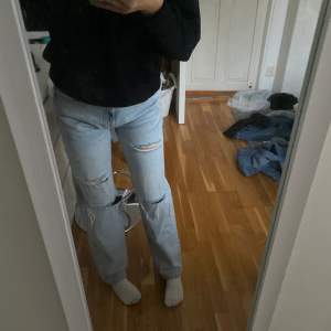 Ett par håliga snygga jeans från Gina Tricot i storlek 34. Fin ljus blå färg som går och stayla till mycket. Ett väldigt bra skick använda få tall gånger. Ord Pris 599kr. Köparen står för frakten, priset kan diskutera 💕Hör gärna av dig!🤩