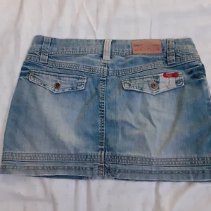 Jeans-kjol från ONLY - Jeans-kjol från ONLY storlek 36 (passar också på strl 38) Framfickorna går inte att öppna. Alla knappar är orginal. Köparen betalar frakten. 