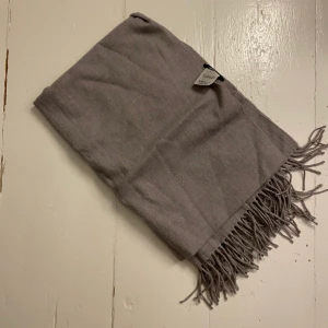 Grå halsduk - Grå halsduk i mysigt material från ginatricot, aldrig använd🤍
