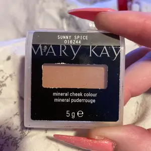 Mary Kay mineral puderrouge Färg: Sunny Spice Ny skick, bara blivit liggande och ej använd 