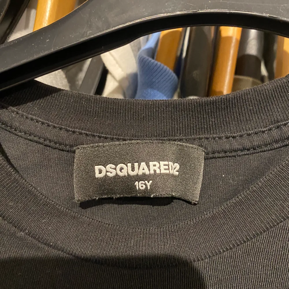 Säljer nu min dsquared 2 t-Shirt, säljer den för att jag inte har användning av den använd Max 10 gånger ser ut som helt ny inget fel på den. Ny pris på denna ligger runt 1000 kronor säljer min för 350 betalning sker via Swish . T-shirts.