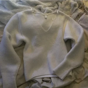 Stickad tröja - Fin vit stickad tröja, super skön. Skickar spårbar frakt! Lånade bilder 💕