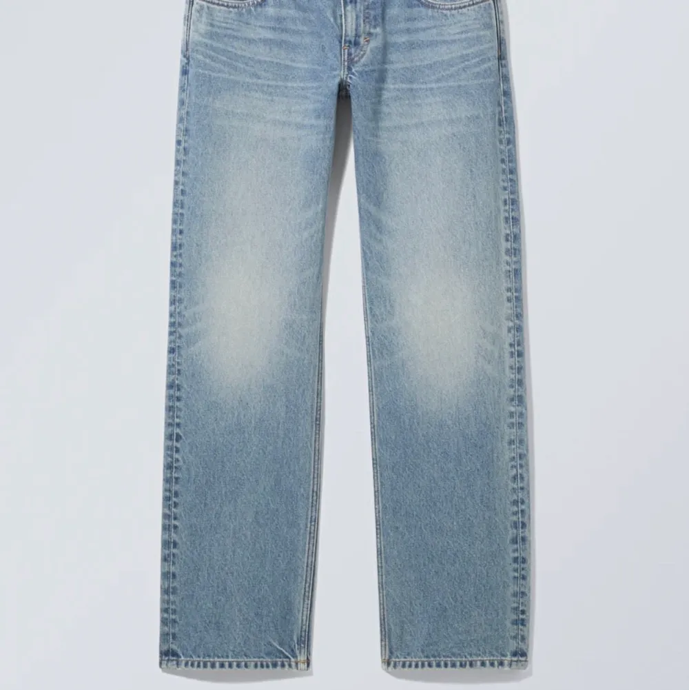 Helt nya lågmidjade jeans från Weekday, Arrow Low Straigt Jeans! Aldrig använt, dem är fel storlek. Jeans & Byxor.