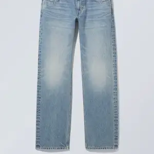 Helt nya lågmidjade jeans från Weekday, Arrow Low Straigt Jeans! Aldrig använt, dem är fel storlek