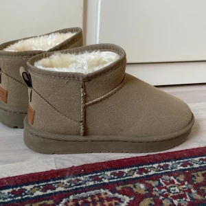 Mini ”Uggs” - Uggs inspirerade skor, jättefin färg, aldrig använda. 