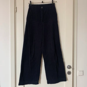 Manchester byxor - Säljer mina mörkblåa manchesterbyxor från Monki då de blivit för små. Supersnygga och i bra skick! Köparen står för frakt💘