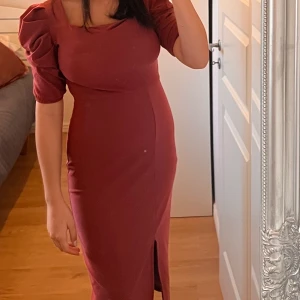 Rosa klänning - Midiklänning med slits