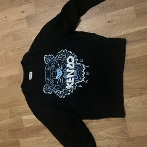Kenzo Paris sweatshirt  - Säljer dena kenzo tröja som är använd endast 1 gång 