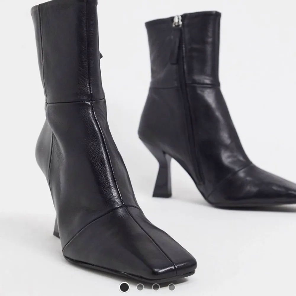 Super snygga svarta boots med fyrkantig tå från ASOS i 100% äkta läder! Jätte trendiga just nu och passar till allt! Oanvända och skickas i originalbox. Säljer eftersom de tyvärr sitter lite tajt på mig.  (Nypris 1300kr). Skor.