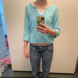 Stickad tröja - Fin blå stickad tröja ifrån Darose. Trekvartärmad och lite kortare.