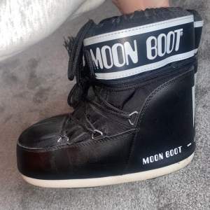 Säljer mina moon boots då dom inte kommer till användning. Jag har bara använt dom en gång så dom är i stort sett i nyskick. Skorna är i storlek 39-41!