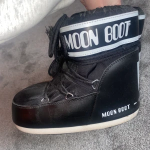 Moonboots - Säljer mina moon boots då dom inte kommer till användning. Jag har bara använt dom en gång så dom är i stort sett i nyskick. Skorna är i storlek 39-41!