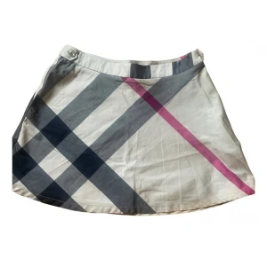 Burberry kjol - Vacker kjol från Burberry i nyskick! Behöver bara strykas lite. 100% bomull  Storlek 12 år barn men passar en XS-S Mörkare beige färg i verkligheten än på bild! 