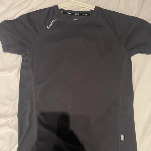Funktionströja från ICANIWILL, storlek S. NY! - Funktions t-shirt från ICANIWILL i storlek Small. Helt ny, endast testad! Färg: grå. Reflex tryck utspritt på tröjan med logggan.   Djur finns i hemmet, rökfritt hem. 