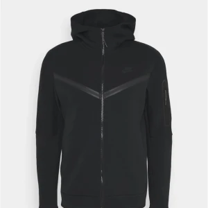 Nike tech - BUDGIVNINGEN GÄLLER INTE!! Bud på 550kr  Superfin Nike tech hoodie! Det är kill designen men jag tycker den passar fint på tjejer! Den sitter bättre än tjej designen!! Den är inte använd mycket alls!!