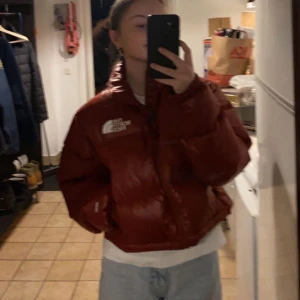 The North Face Jacka - Säljer denna jacka från the north face som jag köpta förra året. Använde den nästan hela vintern men den är i gott skick. Finns några fläckar på vissa ställen från att den blivit blöt+lite smink vid kragen men de är knappt synliga. Kan skicka fler bilder.
