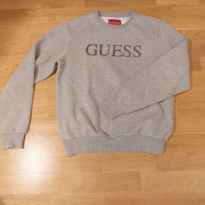 Guess hoodie - Oversized hoodie kan gå ner i pris:)