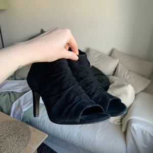 Klackskor i mocka - Oanvända klackskor i mocka från H&M i storlek 37, köpta för 700kr. Ena klacken har en fläck där det saknas mocka, utöver det i perfekt skick. Väldigt snygga och bekväma men har aldrig kommit till användning. Kan gå ner i pris vid snabb affär! 