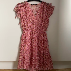 Klänning från zara - Super söt klänning från zara. Tycker att den är lite för lång för mig så därför jag säljer den.