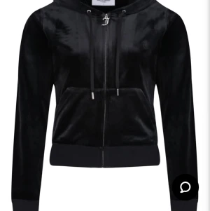 Juicy Coutore - Säljer nu min Juicy Coutore tröja i svart då de ej passar min stil längre. Säljer den otroligt billigt med tanke att den är i helt nyskick! Den är i storlek L men den sitter helt som en vanlig tröja. Vid intresse visar jag bild  på hur den sitter på! 