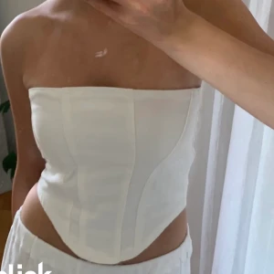 Vit jeans korsett - Vit jeans korsett med lappar kvar🤍 har dragkedja i ryggen