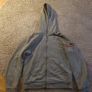 Jag säljer min äkta moncler hoodie pga att den är för liten, storlek M. Den är i bra skick men är lite liten i storleken.