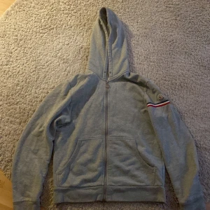 Moncler zip hoodie - Jag säljer min äkta moncler hoodie pga att den är för liten, storlek M. Den är i bra skick men är lite liten i storleken.