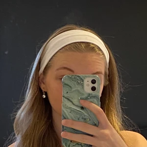 Vitt hårband  - Så fint vitt hårband som jag har sytt själv, kan även sy fler om det finns intresse 🤍 Hårbandet är sytt i ett ribbat tyg och med resår vilket gör att det passar många olika storlekar. 65 kr + 13 kr i frakt om man inte vill ha spårbar frakt.