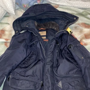 Äkta pjs jacka till salu - En varm och skön parajumper jacka perfekt till vintern pris 2000 men kan sänka pris