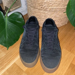 Arigato skor - säljer mina svarta arigato skor! De är absolut använda, men fortfarande i fint skick. Inga defekter utöver normal slitning! 