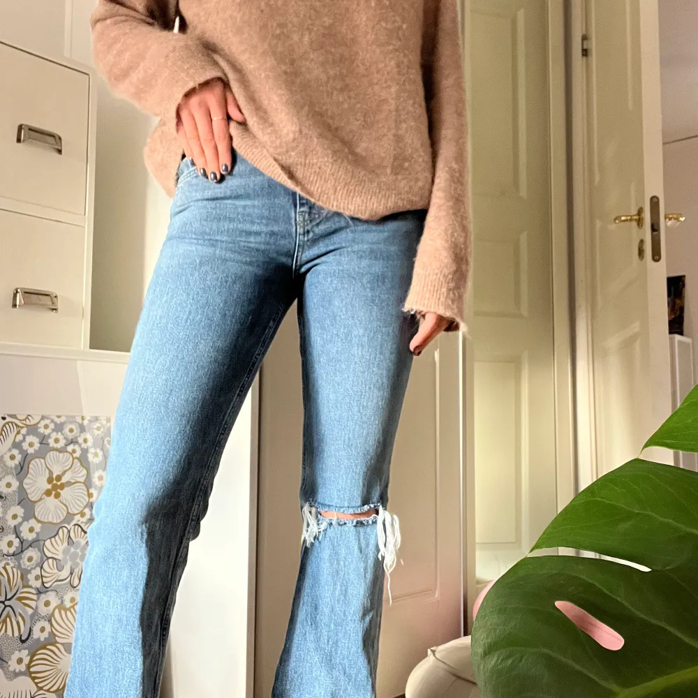 Flare full length jeans från Gina tricot i storlek 36, går hela vägen ner till marken på mig som är 168cm . Jeans & Byxor.