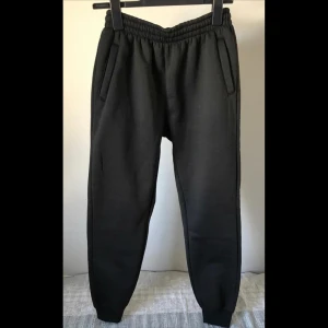 Oanvända svart mjukis  - Oanvänd svart mjukis i stl M men passar som en S